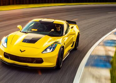 Hombre ciego recupera la vista y se compra un Corvette para celebrar