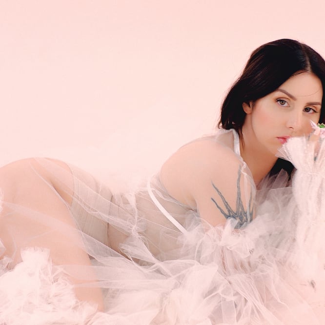 El video, en el que La Mala muestra su lado tierno y sensual, suma 7.8 millones de visitas en YouTube. Foto: YOUTUBE