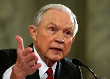 Senado de EU confirma a Jeff Sessions como fiscal general de Trump