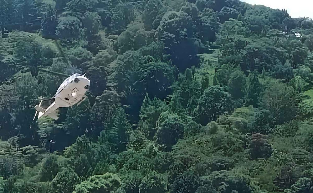 En videos que circulan en redes sociales, se puede ver el momento en el que el piloto del helicóptero Bell llega al punto donde iba a aterrizar, pero en ese momento la aeronave se inclina levemente. | Foto: Especial.