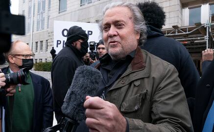 Steve Bannon, aliado de Donald Trump, se entrega al FBI tras imputación por desacato
