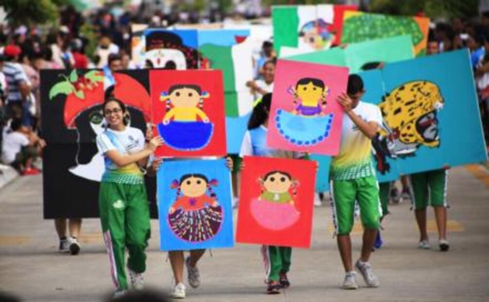 Jóvenes aprovechan desfile para mostrar sus inquietudes en Q.Roo
