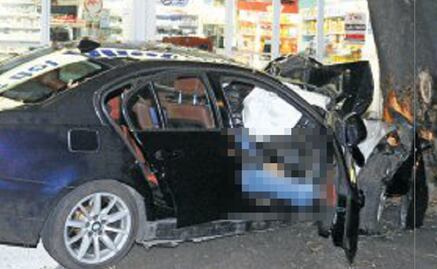 Pareja muere prensada al chocar a bordo de un BMW sobre avenida Revolución