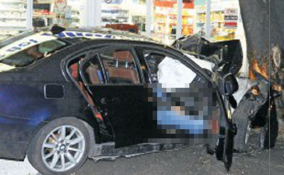 El frente del automóvil quedó destrozado.( Fotografía: Especial))