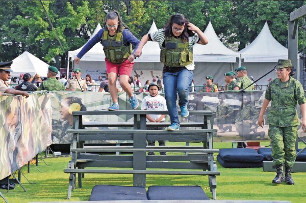 En Los Pinos, la Sedena colocó una pista de obstáculos para niños y una pista de adiestramiento canino. / CORTESÍA