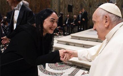 Sin practicar ninguna religión, Carla Morrison se reúne con el Papa Francisco y divide opiniones