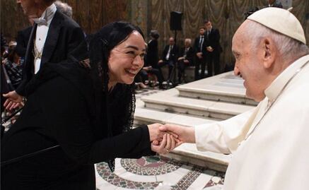Sin practicar ninguna religión, Carla Morrison se reúne con el Papa Francisco y divide opiniones