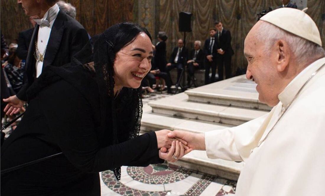 Carla Morrison, feliz por conocer al Papa Francisco.