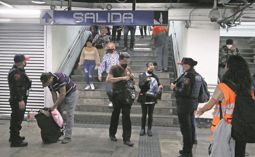 Como parte del operativo Cero Pirotecnia, elementos de Protección Civil del Metro y de la PBI le solicitan a los usuarios abrir sus mochilas, bolsas y bultos para detectar fuegos artificiales. Foto: Carlos Mejía / EL UNIVERSAL