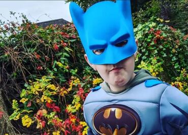 Con regalos de Batman, Robert Pattinson alegra a un niño con autismo