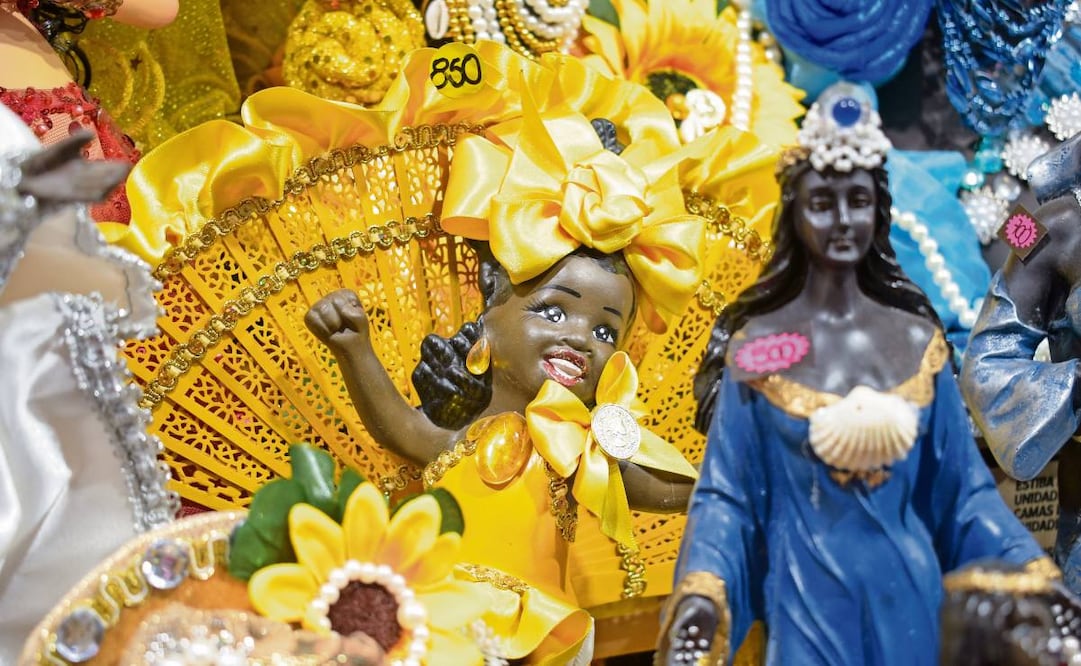 En los escaparates de este tradicional mercado de la Ciudad de México conviven imágenes religiosas, de la santería y la Santa Muerte. Foto: Santiago Cadena / EL UNIVERSAL