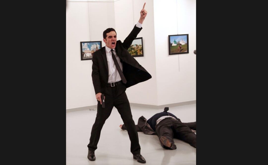 El fotógrafo Burhan Ozbilici fue el máximo ganador del World Press Photo 2017 por su trabajo donde captó el asesinato del embajador de Rusia en Turquía, Andrey Karlov. 