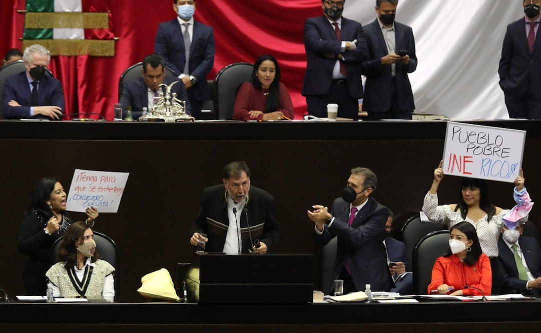 Lorenzo Córdova aplaudió la última frase de Fernádez Noroña que tras pedir juicio político contra él, recordó al padre del consejero del INE. Fotos: Carlos Mejía/ EL UNIVERSAL.