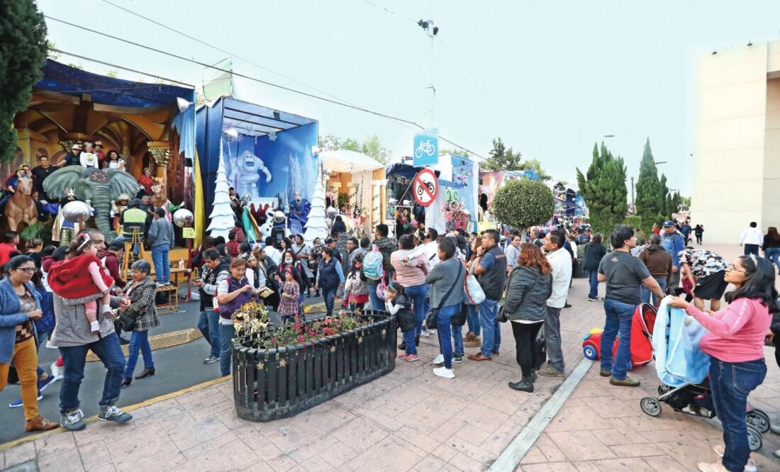 En las inmediaciones de la alcaldía de Cuauhtémoc también hay juegos mecánicos, puestos de antojitos mexicanos y juguetes. Foto: BERENICE FREGOSO. EL UNIVERSAL
