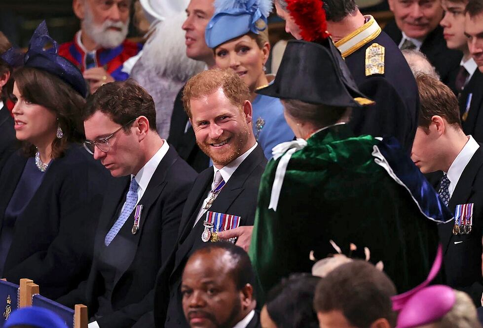El príncipe Harry habla con la princesa Anne en la Abadía de Westminster, durante la coronación de Carlos III. FOTO: RICHARD POHLE. AP