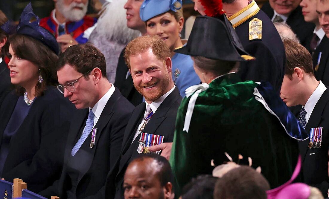 El príncipe Harry habla con la princesa Anne en la Abadía de Westminster, durante la coronación de Carlos III. FOTO: RICHARD POHLE. AP