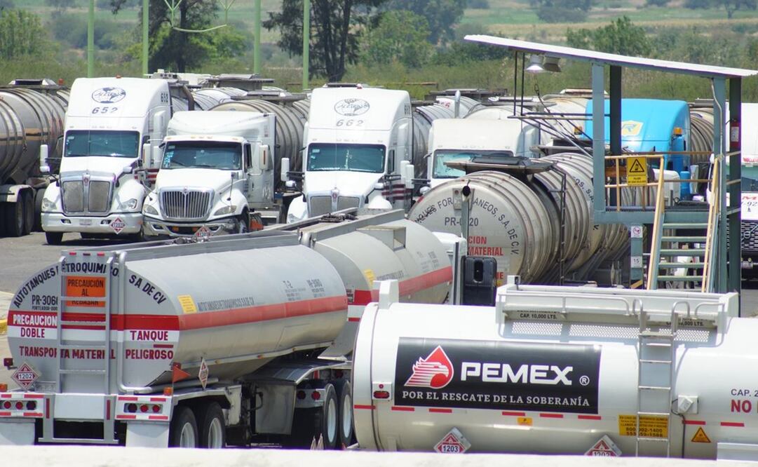 Docentes adheridos a la CNTE liberaron este viernes el centro regional de distribución de Pemex en Tuxtla Gutiérrez. Foto: Edwin Hernández / EL UNIVERSAL