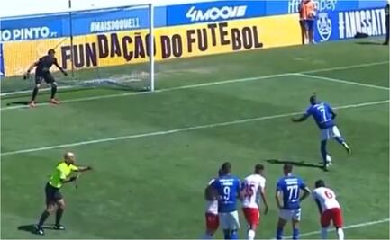 VIDEO: "La estatua" el cobro de penal más extraño en la historia del futbol