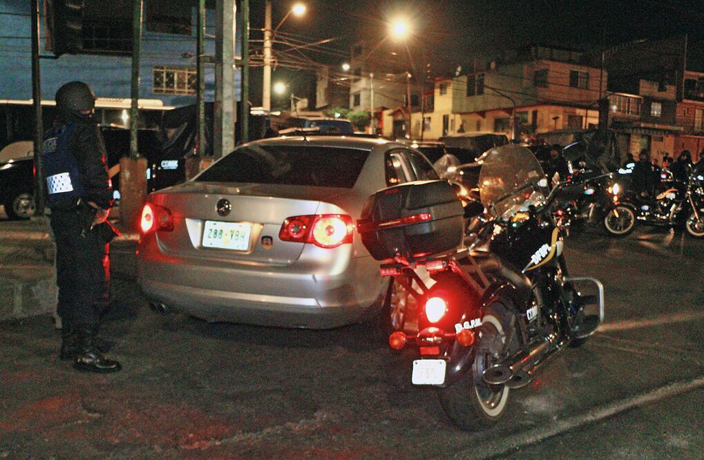 Entre los detenidos en la madrugada de ayer en Coyoacán, había dos mujeres. Las sanciones para quienes realicen o participen en competencias callejeras van de una detención de 20 a 36 horas. Foto: