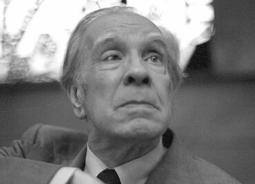 Obras de Borges intervenidas a mano son vendidas en Argentina