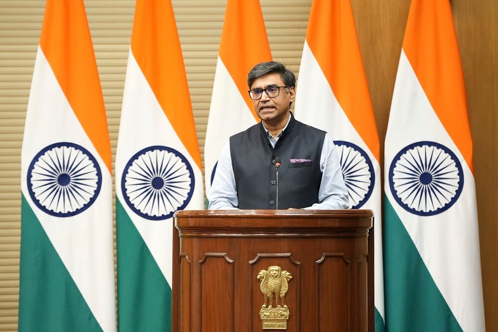 El secretario de Relaciones Exteriores de  India, Vikram Misri, se dirige a los medios en una conferencia de prensa en Nueva Delhi. Foto: AP