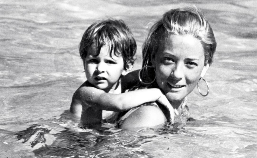 Viridiana Alatriste y su madre, Silvia Pinal, a mediados de 1960. Fue la segunda hija que tuvo la primera actriz, producto de su relación con el productor Gustavo Alatriste. Foto: Fototeca EL UNIVERSAL.