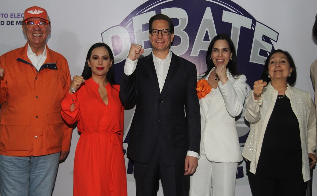 Salomón Chertorivski a su salida del segundo debate por la Jefatura a Gobierno de la Ciudad de  México. Foto: Francisco Rodríguez.