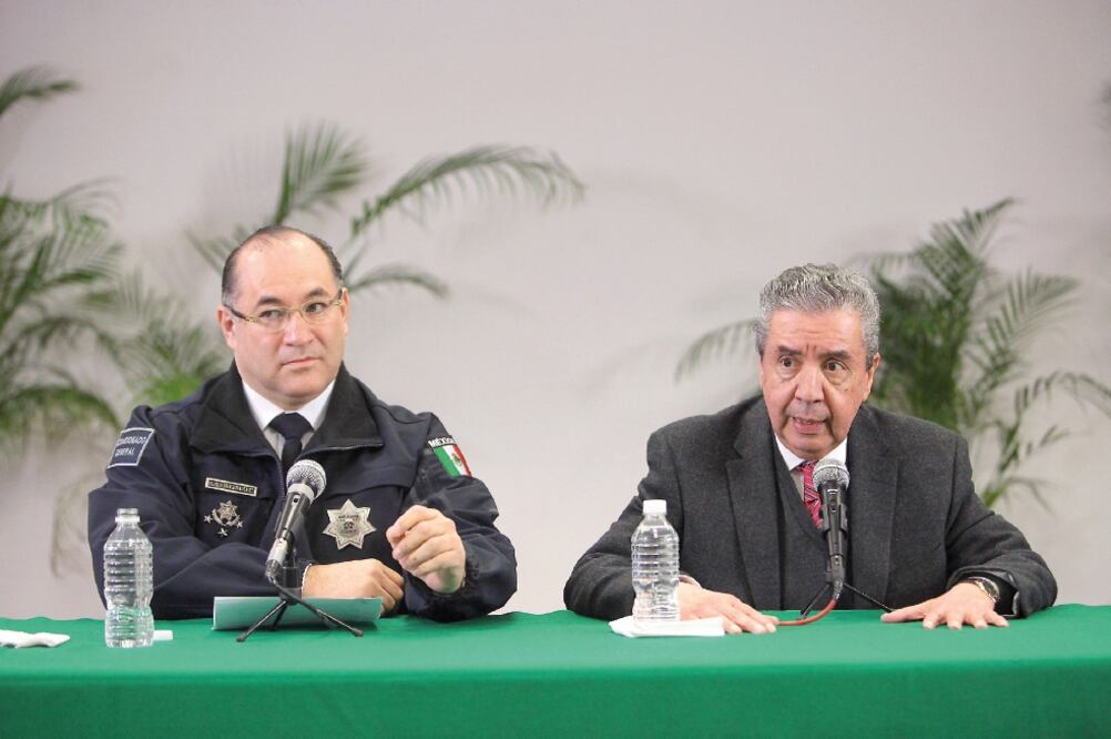 El comisionado de la PF, Enrique Galindo, y el subsecretario de la Segob, Humberto Roque, en conferencia sobre la visita del papa Francisco (SÁSHENKA GUTIÉRREZ. EFE)