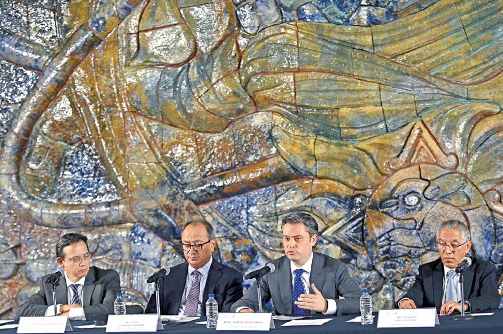 Aurelio Nuño Mayer, secretario de Educación Pública (SEP), sostuvo un encuentro con representantes de los medios de comunicación, donde expuso que espera que cada vez más maestros regresen a clases (CUA RTOSCURO)