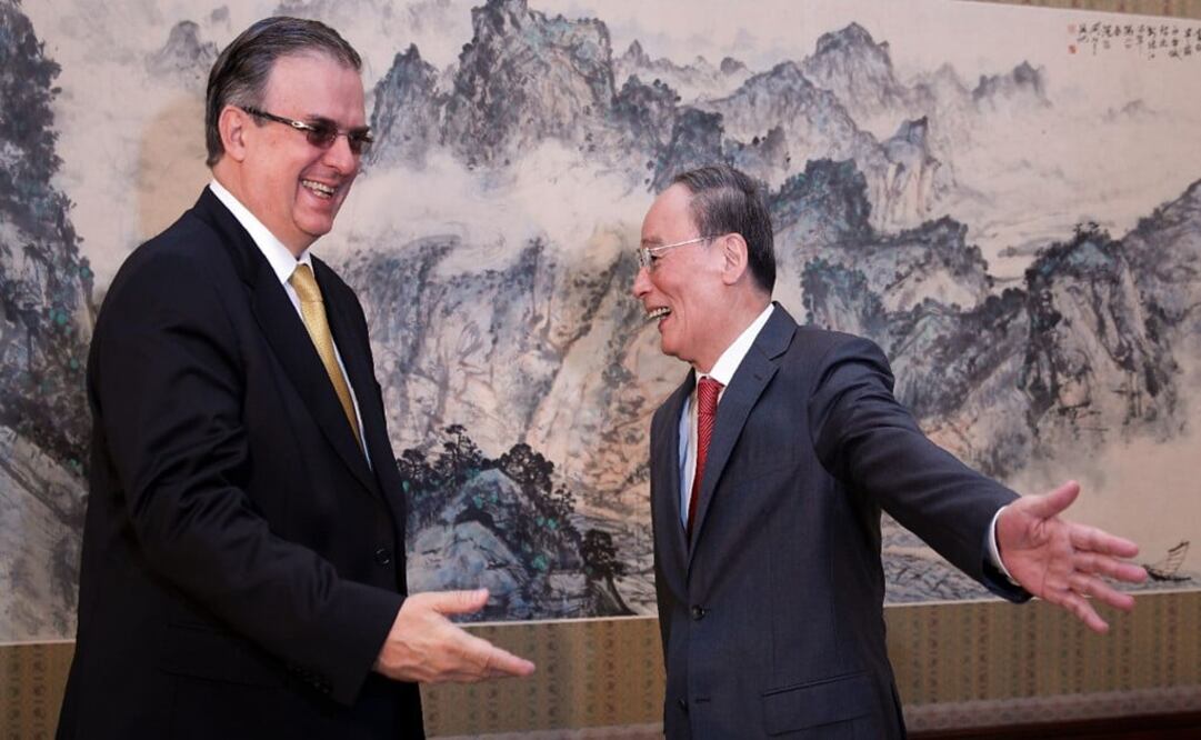 Mexican Foreign Minister Marcelo Ebrard and Chinese Vice President Wang Qishan gesture to each other before a meeting at the Zhongnanhai leadership compound in Beijing on July 1, 2019 - Photo: Andy Wong/AFP