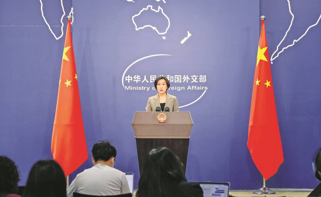 La portavoz del Ministerio de Relaciones Exteriores de China durante una conferencia de prensa el 6 de febrero de 2023, en la que habló sobre el globo que sobrevoló Estados Unidos la semana pasada.