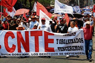 Maestros de la CNTE marchan en Tuxtla Gutiérrez en el marco de la reunión con AMLO