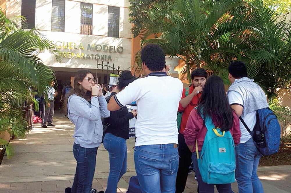 Tras las amenazas que subió a Facebook un alumno de la Escuela Modelo, en el plantel ubicado en Mérida, Yucatán, se suspendieron labores. Autoridades educativas y padres de familia acordaron la expulsión del joven (CUAUHTÉMOC MORENO. EL UNIVERSAL)