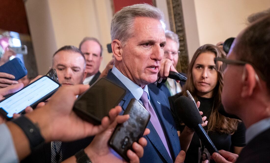 El presidente de la Cámara Kevin McCarthy responde a una pregunta de los medios de comunicación mientras camina hacia el piso de la Cámara en el Capitolio de los Estados Unidos en Washington, DC, EE.UU. Foto: EFE