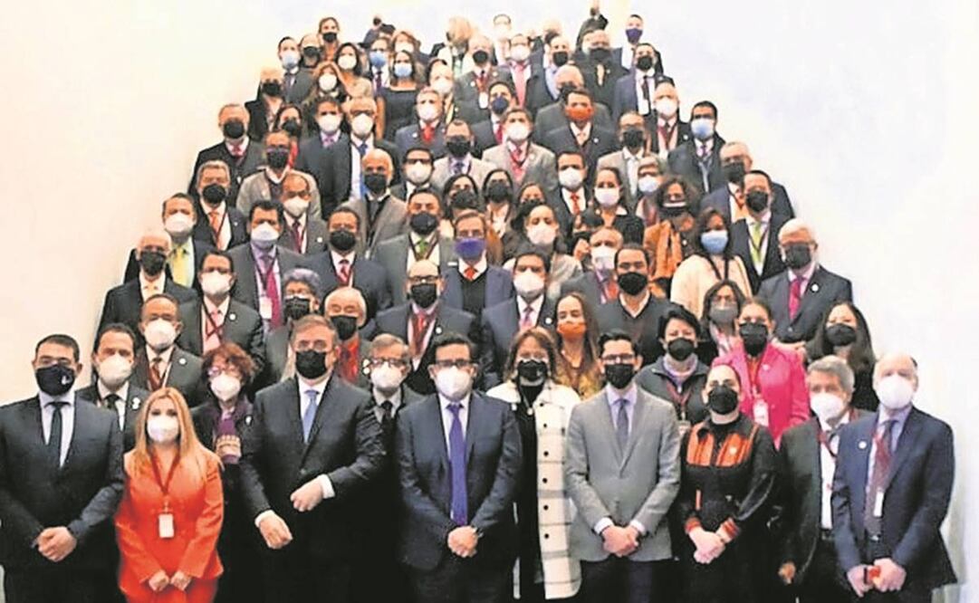 El secretario de Relaciones Exteriores, Marcelo Ebrard Casaubon, junto a diplomáticos durante la clausura de la 33 Reunión de Embajadores y Cónsules. Foto: Tomada de Twiiter.
