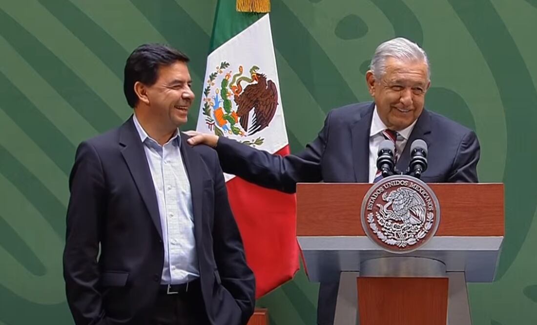 López Obrador hizo pasar al frente al vocero de Presidencia. Foto: Captura de pantalla