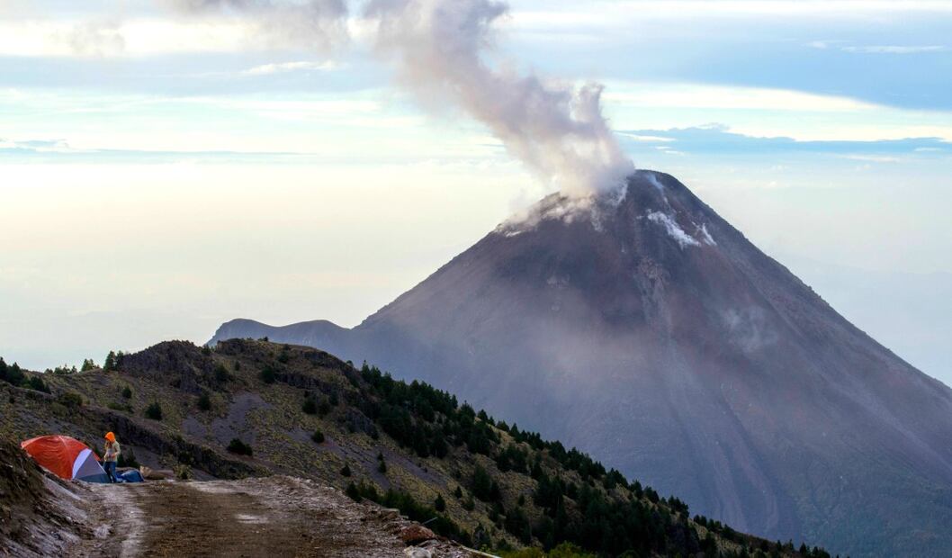 Si decides dormir en el Nevado de Colima las tiendas de campaña se instalan en el campamento La Joya, desde donde puedes observar el Volcán de Fuego. (Foto: Hernando Rivera/SECTURE Colima)