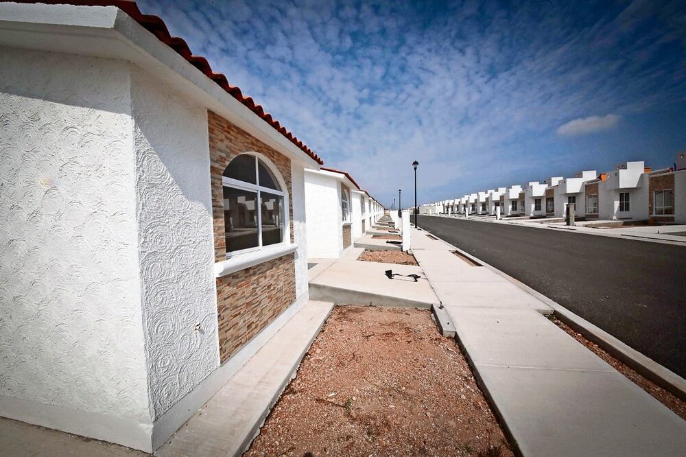 Antes el Infonavit daba subsidio para que trabajadores de ingresos bajos pagaran casas económicas, pero ya no lo hay, manifestó la Coparmex. Foto: Archivo / EL UNIVERSAL