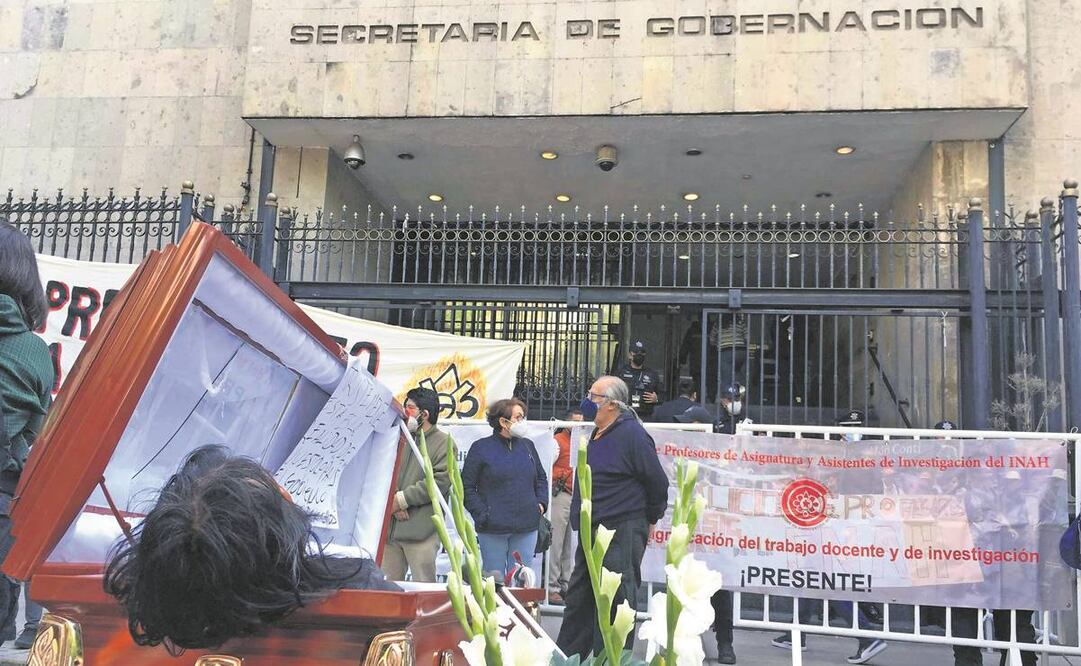 Miembros de la Escuela Nacional de Antropología e Historia durante la protesta afuera de las instalaciones de Segob. Foto: Diego Simón/ EL UNIVERSAL