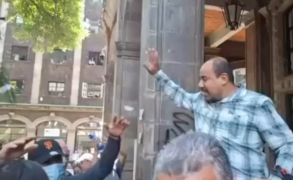 Protestantes mojaron a personas dentro del Palacio (03/03/2026). Foto: Especial