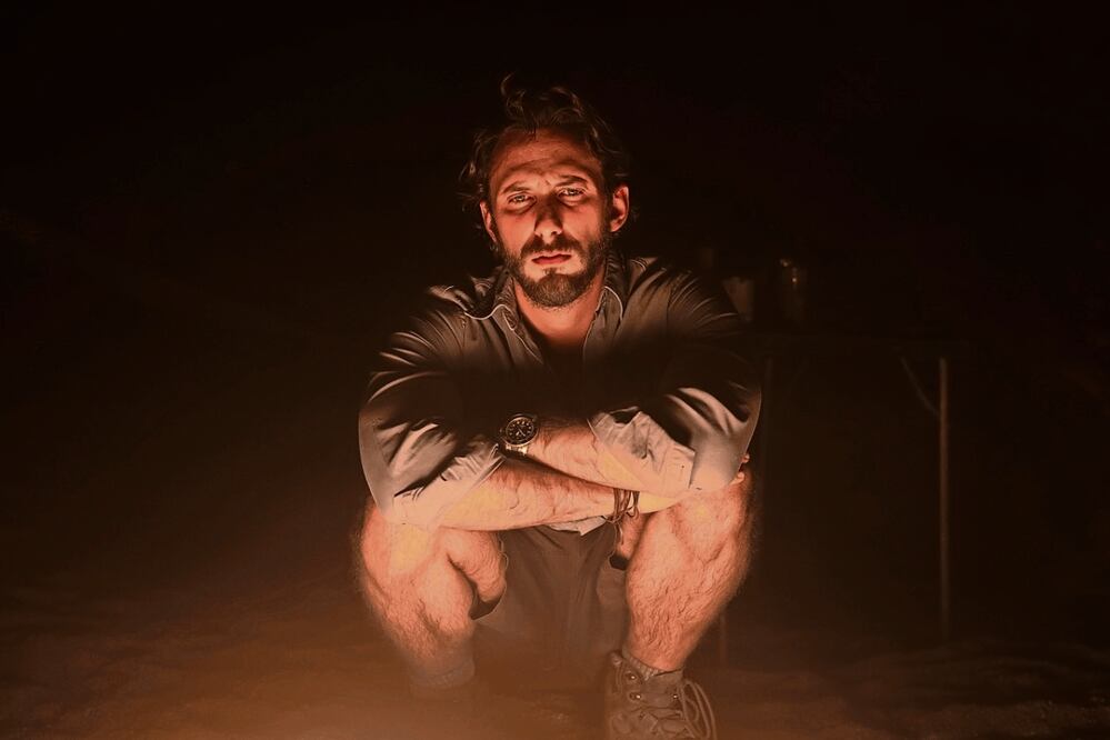 El actor mexicano participa en la serie "Las flores perdidas de Alice Hart" que protagoniza la estrella de "Aliena", Foto: Cortesía