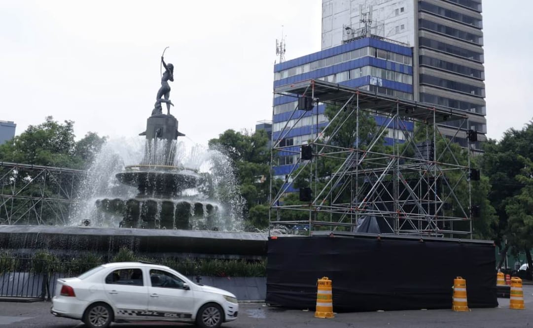 Comienzan a instalar más pantallas sobre Reforma para el México contra Inglaterra. Foto: Fernanda Rojas / EL UNIVERSAL