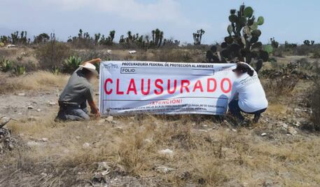 Clausuran obras de urbanización en zona protegida de Puebla; perforaron un pozo, instalaron postes e iban por apertura de calles