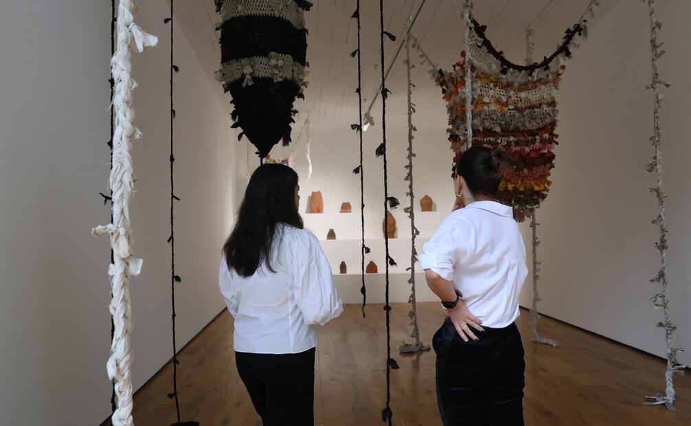 Recorrido por la exposición "The Ocean Is the axis" en la galería Mariane Ibrahim ubicada en río Pánuco número 36. Foto: Fernanda Rojas/ El Universal.