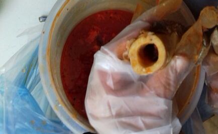 Intenta meter cocaína a penal dentro de huesos de pozole