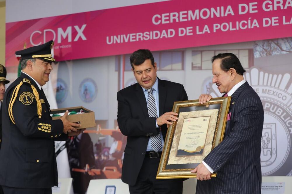El Licenciado Juan Francisco Ealy Ortiz con el Jefe de Gobierno, José Ramón Amieva y el jefe de la Policía capitalina, Raymundo Collins. Fotografía de Lucía Godínez EL UNIVERSAL