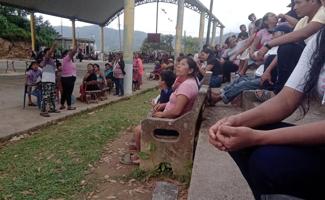 Los 18 docentes del nivel básico de las comunidades de San Isidro Platanillo y Río de Sol en Oaxaca, acordaron que no regresarán a dar clases mientras no cuenten con seguridad. Foto: Especial