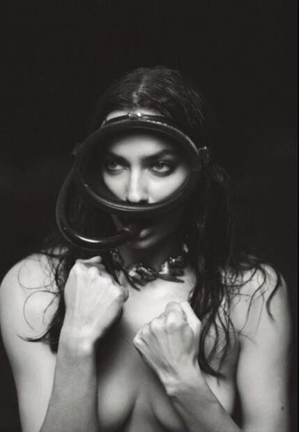 Kim Kardashian posa desnuda en las ramas de un árbol