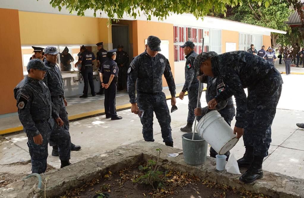 Integrantes de la Policía Federal iniciaron en Oaxaca la jornada de dignificación de escuelas que contempla en un inicio 50 escuelas en 12 municipios de la entidad. Foto Edwin Hernández