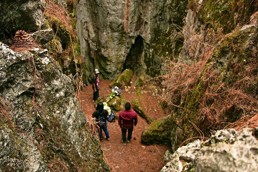 En Santa Rosa Caxtlahuaca, las familias Ñu’u Savi ofrendan un animal que se sacrifica en una cueva Foto: Juana García / El Universal